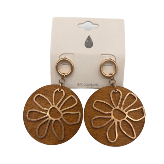 Round Wood Back-Ground with Gold Metal Daisy Overlay